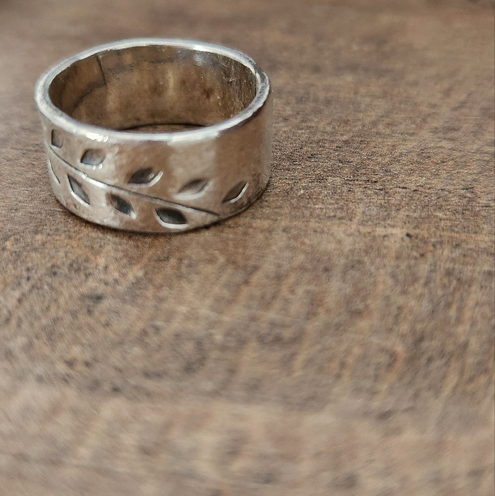 Sterling Silver Leaf Pattern Ring Size 7.5 - Picture 3 of 5